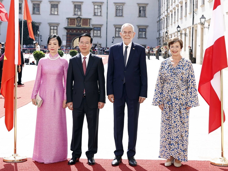 Chủ tịch nước Võ Văn Thưởng và Phu nhân chụp ảnh chung với Tổng thống Cộng hòa Áo Alexander Van der Bellen và Phu nhân tại lễ đón ngày 24/7. Ảnh:ThốngNhất(TTXVN)