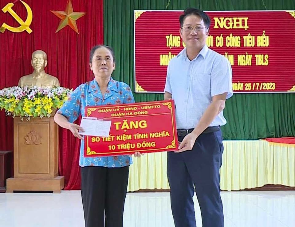 B&iacute; thư Quận ủy H&agrave; Đ&ocirc;ng Nguyễn Thanh Xu&acirc;n tặng qu&agrave; v&agrave; sổ tiết kiệm cho gia đ&igrave;nh ch&iacute;nh s&aacute;ch.