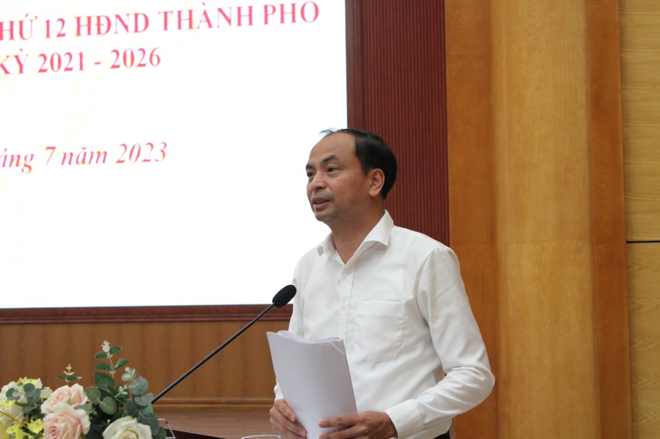 Chủ tịch UBND quận T&acirc;y Hồ Nguyễn Đ&igrave;nh Khuyến trực tiếp trả lời một số kiến nghị của c&aacute;c cử tri.