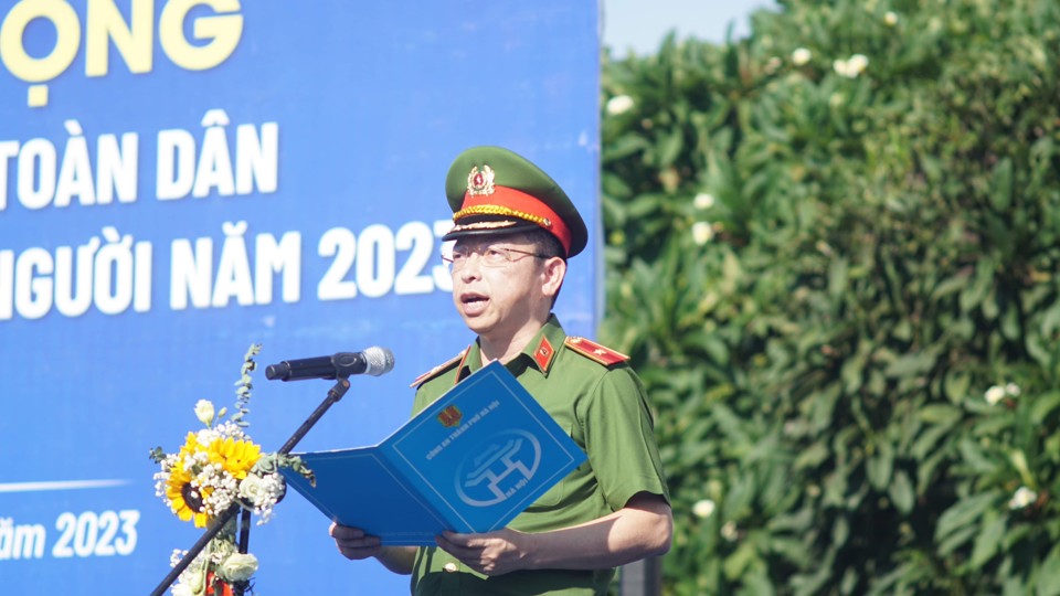 Thiếu tướng Nguyễn Hồng Ky, Ph&oacute; Gi&aacute;m đốc C&ocirc;ng an TP H&agrave; Nội ph&aacute;t biểu tại buổi lễ.