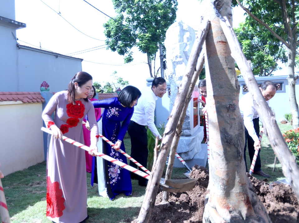 C&ocirc;ng tr&igrave;nh tu bổ t&ocirc;n tạo ch&ugrave;a Thống Nhất, x&atilde; Đ&ocirc;ng Lỗ đảm bảo c&aacute;c y&ecirc;u cầu về chất lượng, mỹ thuật để tiến h&agrave;nh b&agrave;n giao v&agrave; đưa v&agrave;o sử dụng đ&aacute;p ứng sự mong mỏi của b&agrave; con Nh&acirc;n d&acirc;n địa phương n&oacute;i ri&ecirc;ng v&agrave; huyện Ứng H&ograve;a n&oacute;i chung. Trong ảnh: C&aacute;c đại biểu trồng c&acirc;y tại khu&ocirc;n vi&ecirc;n ch&ugrave;a Thống Nhất.