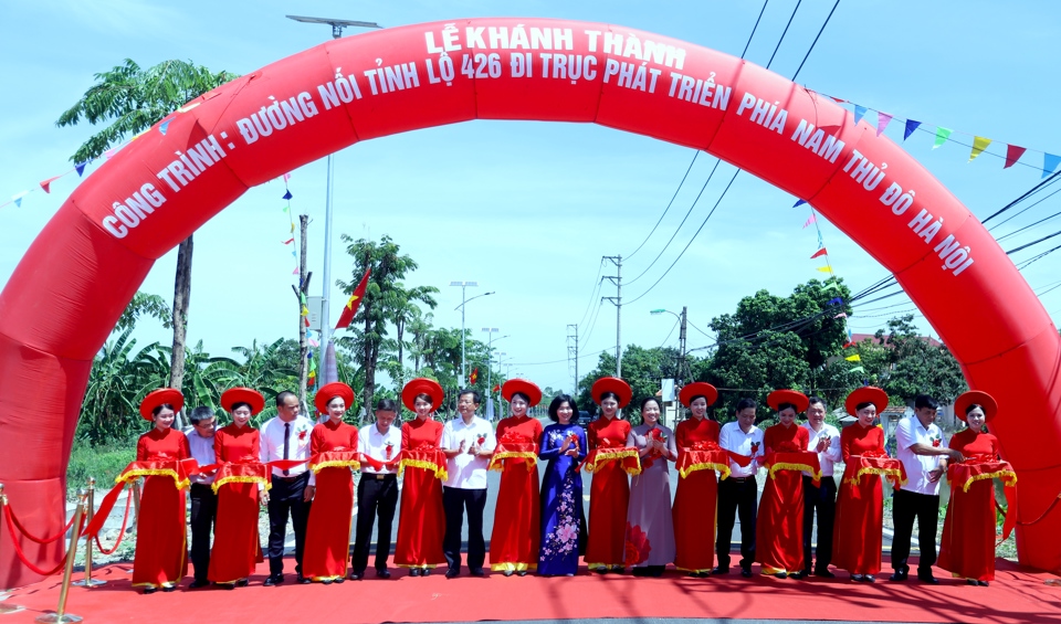 Cũng trong s&aacute;ng nay, tại x&atilde; Trầm Lộng đ&atilde; diễn ra lễ kh&aacute;nh th&agrave;nh c&ocirc;ng tr&igrave;nh đường nối từ Tỉnh lộ 426 với đường trục ph&aacute;t triển ph&iacute;a Nam Thủ đ&ocirc; H&agrave; Nội. Ph&oacute; Chủ tịch Thường trực HĐND TP H&agrave; Nội Ph&ugrave;ng Thị Hồng H&agrave; dự lễ cắt băng, kh&aacute;nh th&agrave;nh c&ocirc;ng tr&igrave;nh.