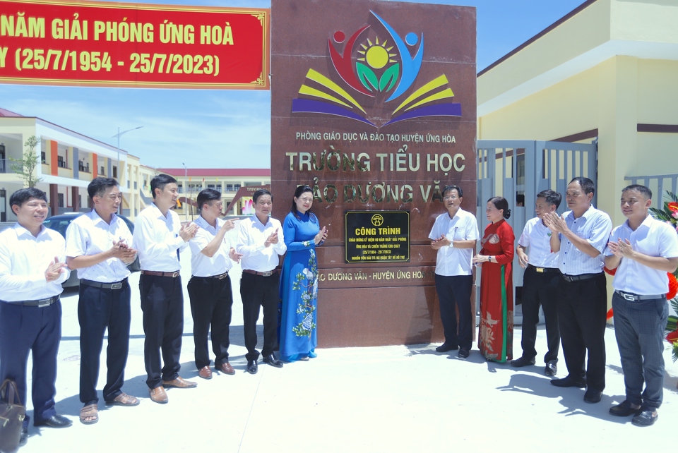 C&ugrave;ng ng&agrave;y, tại x&atilde; Tảo Dương Văn diễn ra lễ gắn biển c&ocirc;ng tr&igrave;nh Trường Tiểu học Tảo Dương Văn.