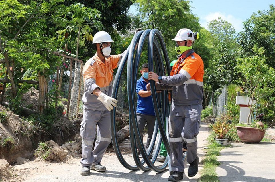 Thi công đường ống nước sạch trên địa bàn huyện Thanh Oai, Hà Nội. Ảnh: Lam Thanh