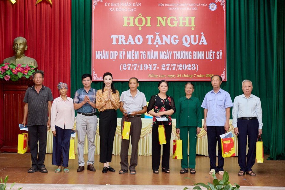 Những phần qu&agrave; nhỏ những đầy &yacute; nghĩa đ&atilde; được trao cho c&aacute;c gia đ&igrave;nh ch&iacute;nh s&aacute;ch, c&oacute; c&ocirc;ng.