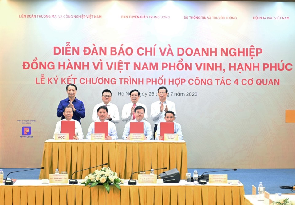 Lễ ký kết Chương trình phối hợp công tác giữa 4 cơ quan: Ban Tuyên giáo T.Ư, Bộ TT&TT, Hội Nhà báo Việt Nam và VCCI. Ảnh: Nguyễn Nga