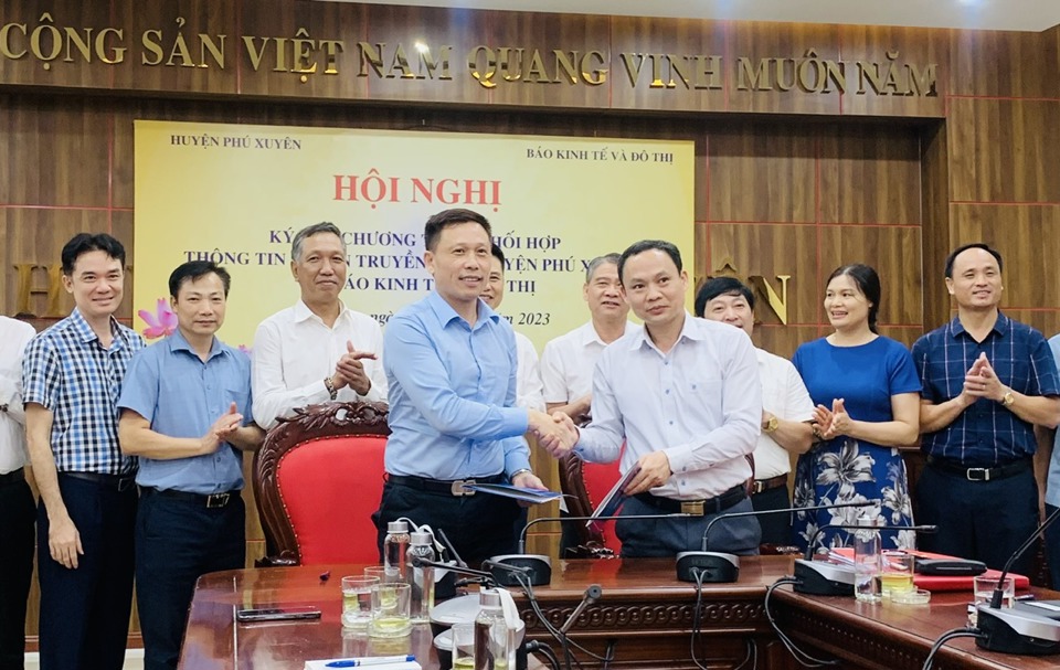 Báo Kinh tế & Đô thị ký kết chương trình phối hợp với huyện Phú Xuyên - Ảnh 2