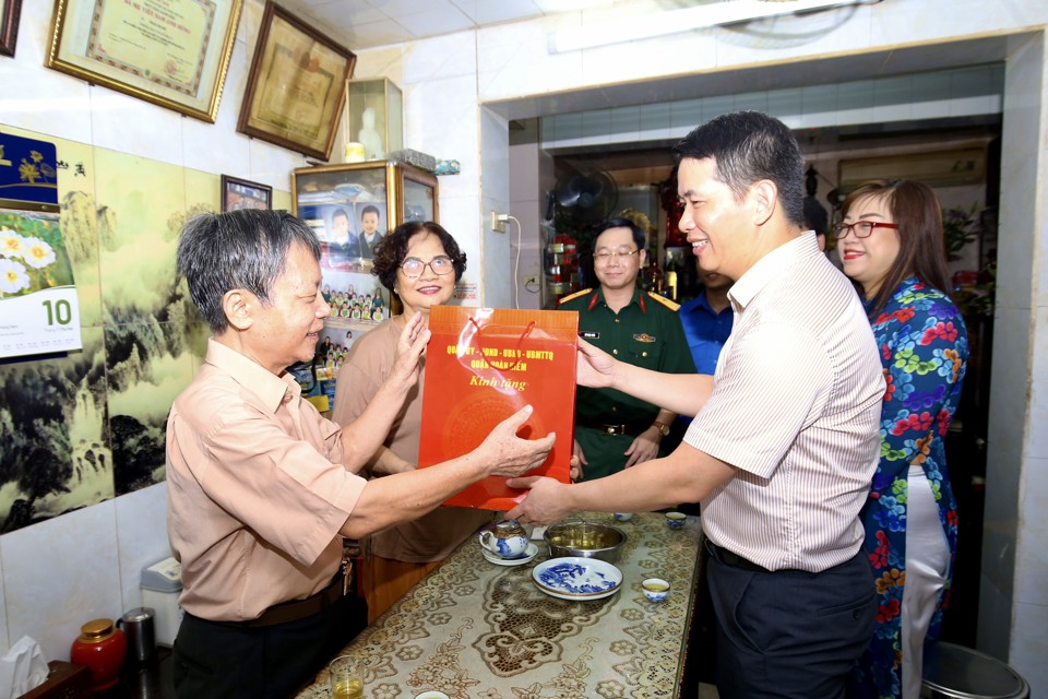 Ph&oacute; B&iacute; thư Quận ủy, Chủ tịch UBND quận Ho&agrave;n Kiếm Phạm Tuấn Long dẫn đầu&nbsp;đo&agrave;n c&ocirc;ng t&aacute;c đến thăm gia đ&igrave;nh &ocirc;ng&nbsp;Nguyễn Sinh Kỳ&nbsp;