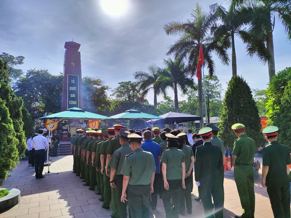 Quận Hoàng Mai tổ chức dâng hương, tưởng niệm anh hùng liệt sĩ - Ảnh 1