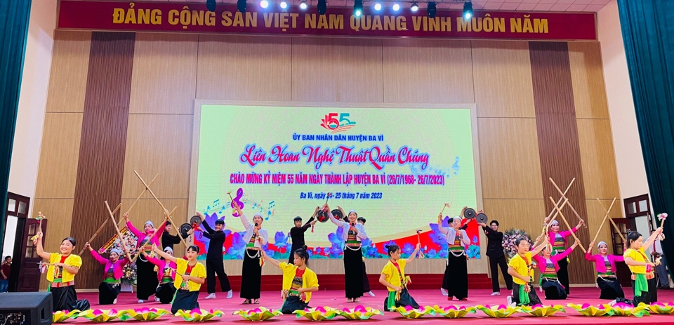 Một tiết mục tham dự Li&ecirc;n hoan Nghệ thuật quần ch&uacute;ng huyện Ba V&igrave;.