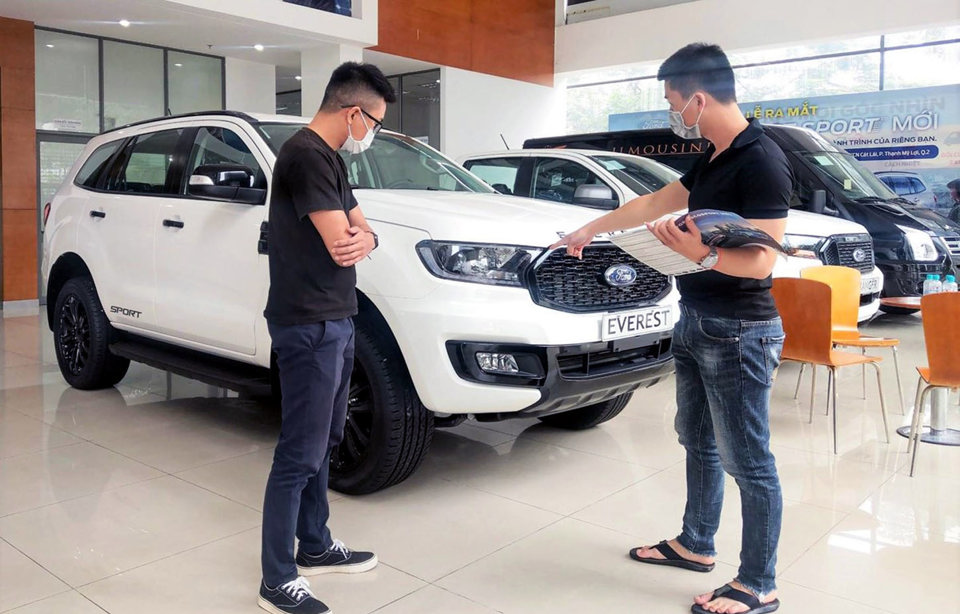 Người ti&ecirc;u d&ugrave;ng mua xe tại đại l&yacute;&nbsp; Ford&nbsp; H&agrave; Nội Ảnh: Ho&agrave;i Nam