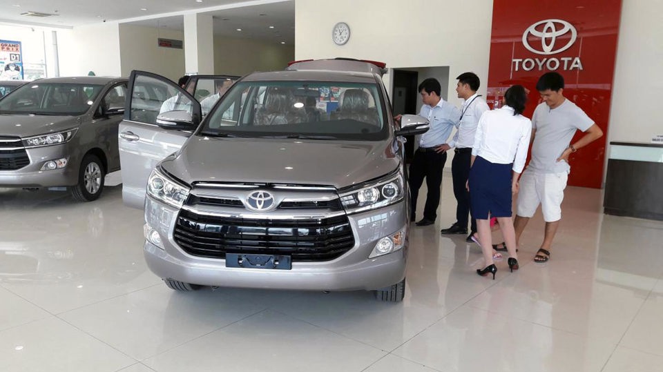 Người ti&ecirc;u d&ugrave;ng chọn mua xe Toyota tại Toyota Thăng Long. Ảnh: Ho&agrave;i Nam