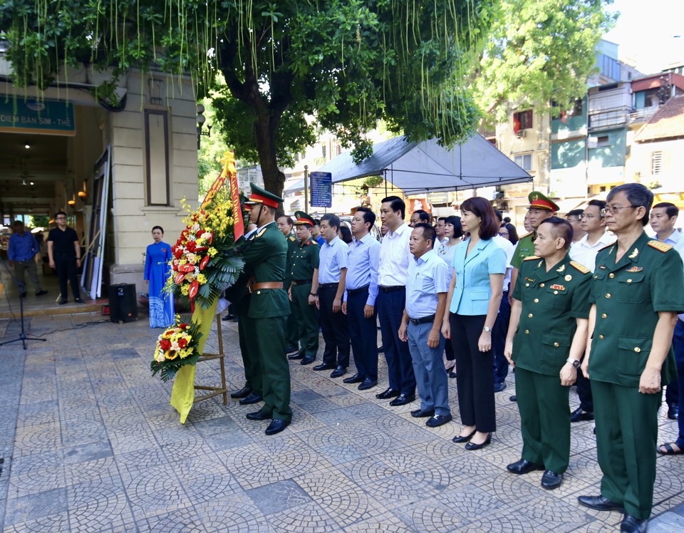 Quận uỷ, HĐND, UBND, UB MTTQ quận Ho&agrave;n Kiếm d&acirc;ng hương kỷ niệm 76 năm Ng&agrave;y thương binh liệt sỹ (27/7/1947 - 27/7/2023)