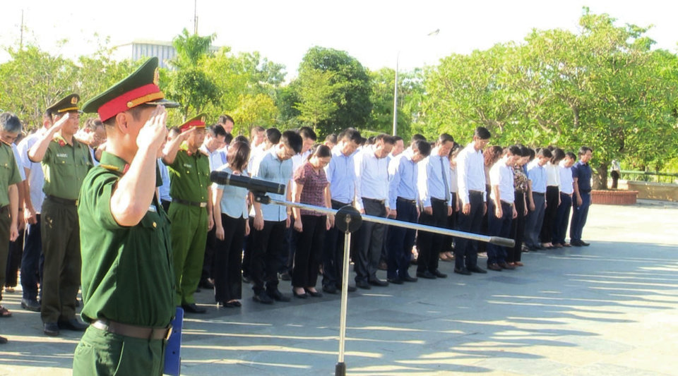 C&aacute;c đại biểu đ&atilde; d&agrave;nh một ph&uacute;t mặc niệm để tưởng nhớ đến c&ocirc;ng lao của c&aacute;c anh h&ugrave;ng liệt sĩ.