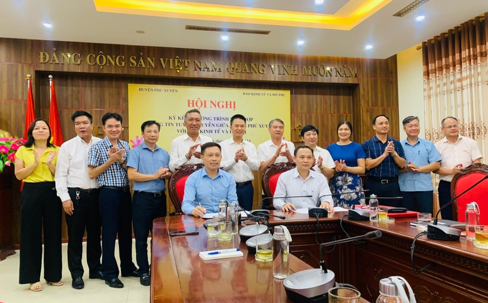 Báo Kinh tế & Đô thị ký kết chương trình phối hợp với huyện Phú Xuyên - Ảnh 1
