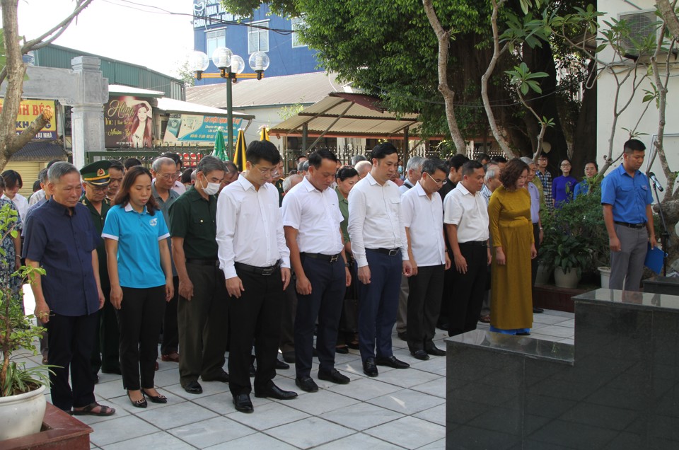 C&aacute;c đại biểu tại buổi lễ d&acirc;ng hương tại Đ&agrave;i tưởng niệm liệt sĩ phường Y&ecirc;n H&ograve;a.