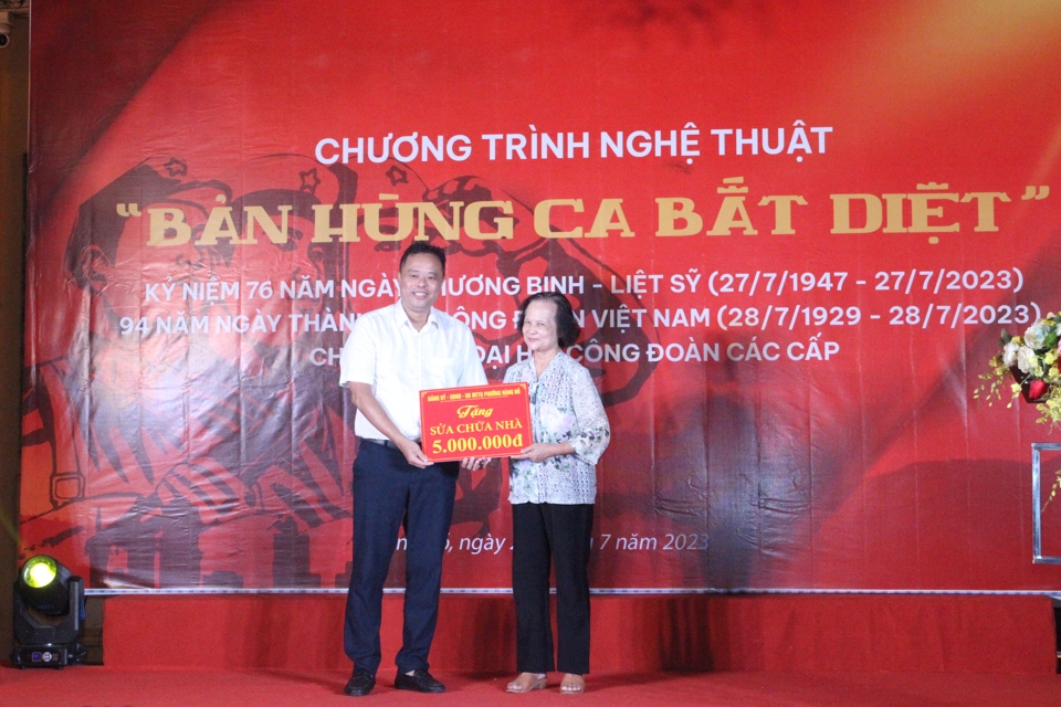 B&iacute; thư Đảng ủy phường H&agrave;ng Bồ, &ocirc;ng Mai Anh Tuấn trao qu&agrave; sửa chữa nh&agrave; ở cho gia đ&igrave;nh ch&iacute;nh s&aacute;ch