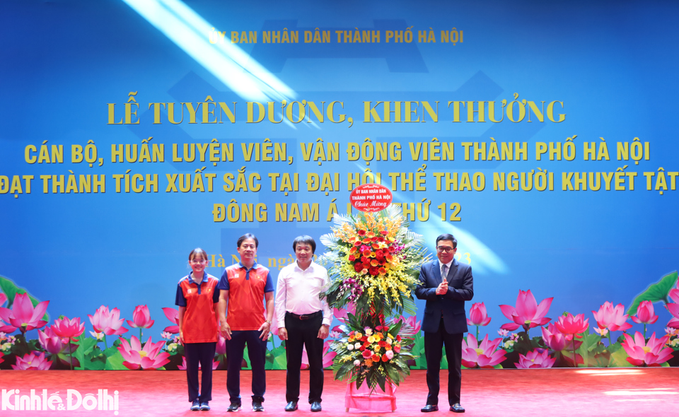 UBND TP H&agrave; Nội gửi hoa ch&uacute;c mừng.