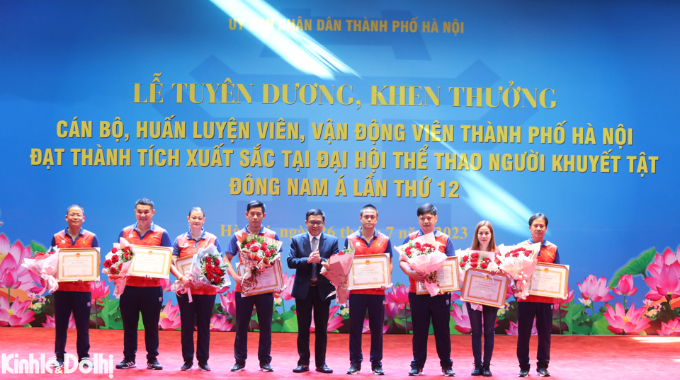 Trao Bằng khen của TP H&agrave; Nội cho 8 HLV&nbsp;c&oacute; th&agrave;nh t&iacute;ch xuất sắc tại&nbsp;ASEAN Para Games 12.