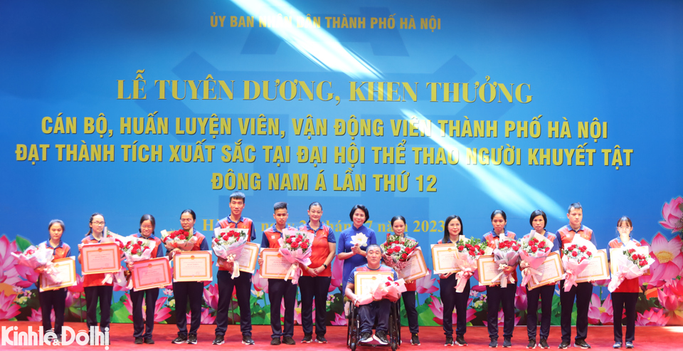 Trao Bằng khen của TP H&agrave; Nội cho c&aacute;c HLV&nbsp;c&oacute; th&agrave;nh t&iacute;ch xuất sắc tại&nbsp;ASEAN Para Games 12.