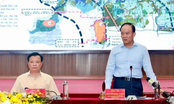 Chủ tịch HĐND TP Nguyễn Ngọc Tuấn ph&aacute;t biểu tại cuộc l&agrave;m việc.