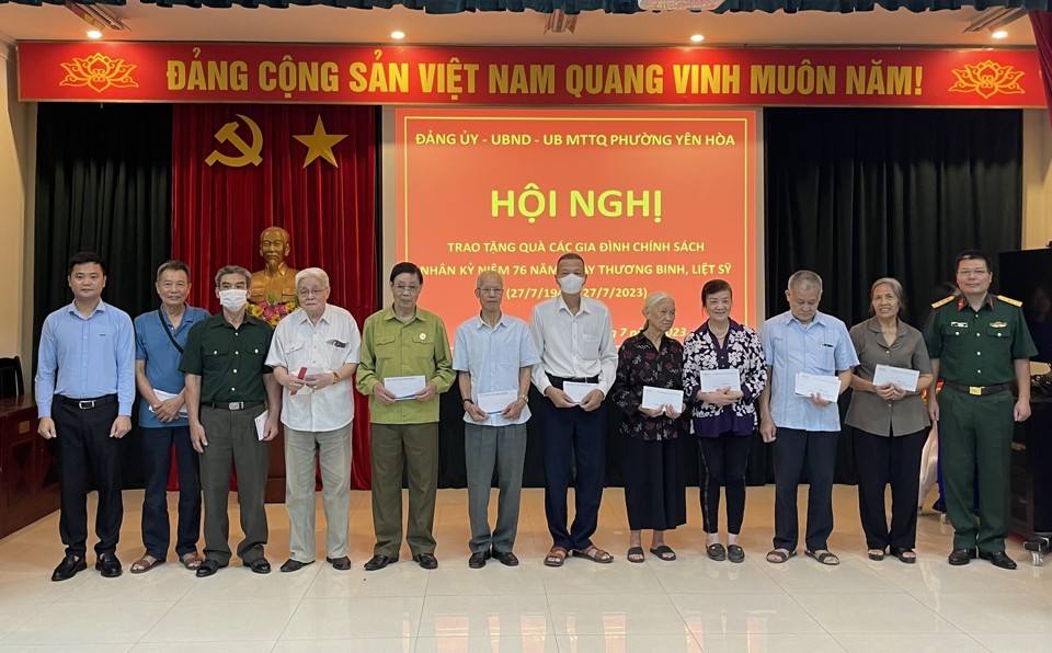 Đại diện c&aacute;c đơn vị, doanh nghiệp tr&ecirc;n địa b&agrave;n phường Y&ecirc;n H&ograve;a tặng qu&agrave; c&aacute;c gia đ&igrave;nh ch&iacute;nh s&aacute;ch dịp 27/7.