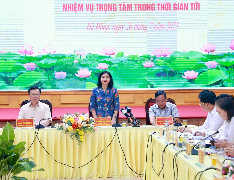 Ph&oacute; B&iacute; thư Thường trực Th&agrave;nh ủy Nguyễn Thị Tuyến ph&aacute;t biểu tại cuộc l&agrave;m việc.