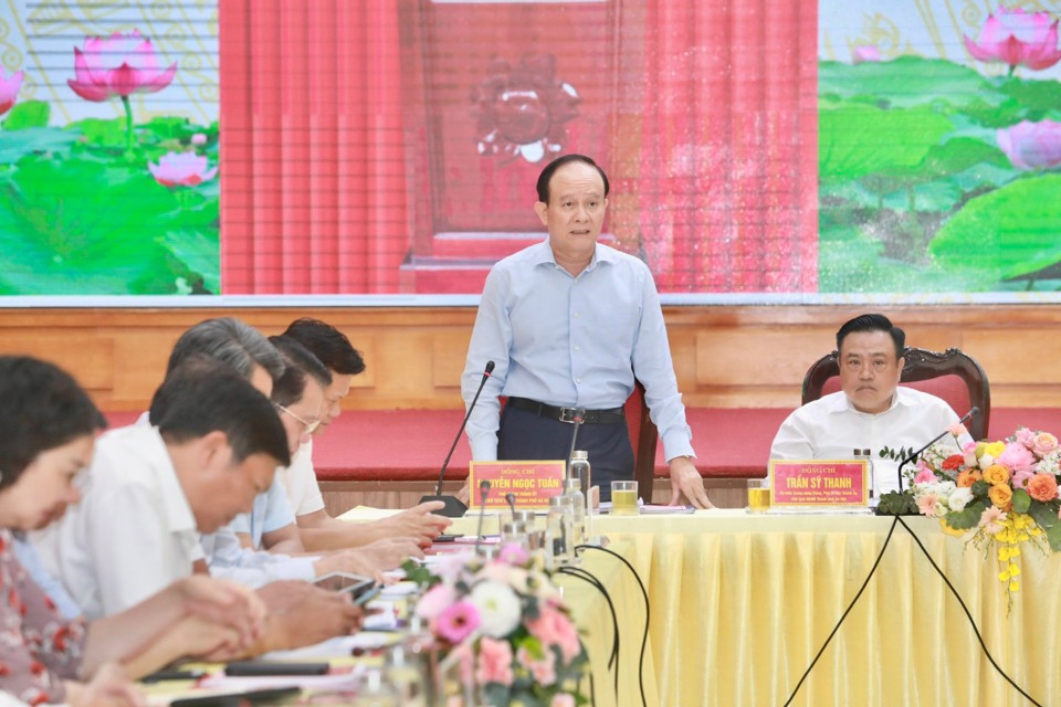 Chủ tịch HĐND Th&agrave;nh phố Nguyễn Ngọc Tuấn ph&aacute;t biểu tại cuộc l&agrave;m việc.