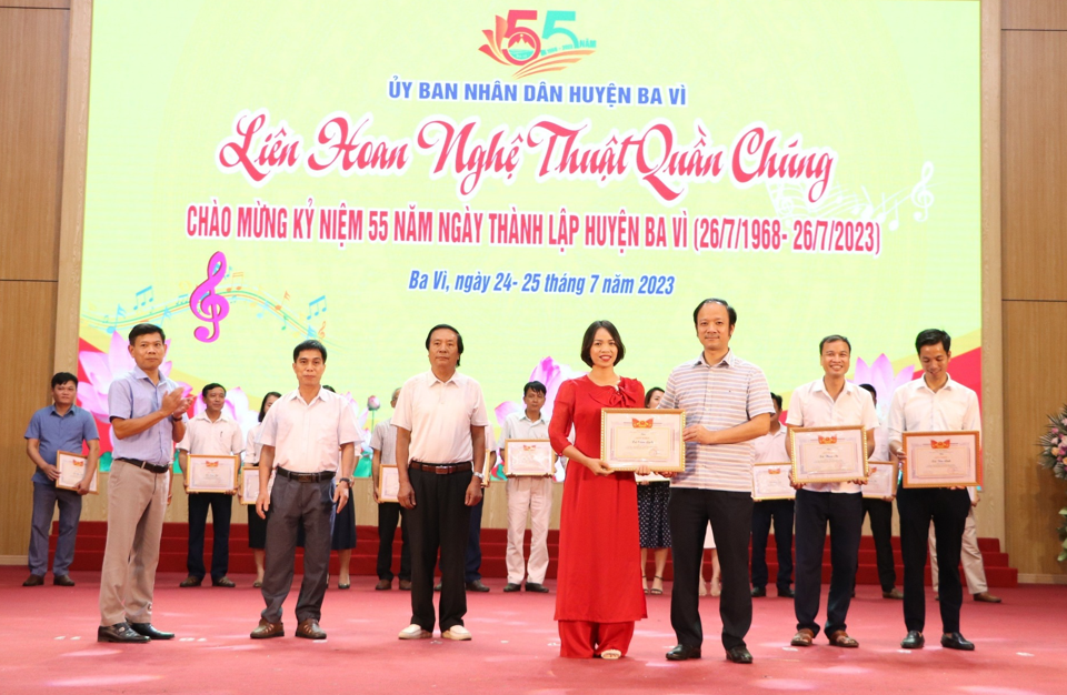 Ph&oacute; Chủ tịch UBND huyện Ba V&igrave; Nguyễn Đức Anh trao giải cho c&aacute;c tiết mục đoạt giải tại Li&ecirc;n hoan.