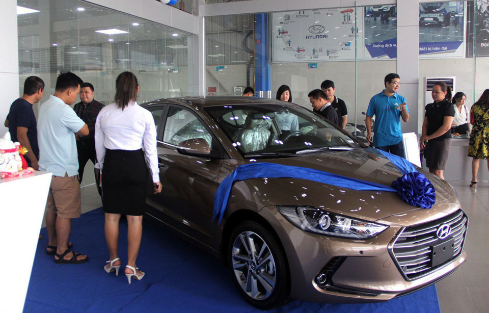 Người ti&ecirc;u d&ugrave;ng mua xe tại đại l&yacute; Hyundai Gia L&acirc;m. Ảnh: Ho&agrave;i Nam