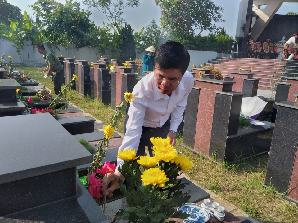 B&iacute; thư Huyện ủy Quốc Oai Nguyễn Văn Thọ thắp hương phần mộ của c&aacute;c liệt sĩ.