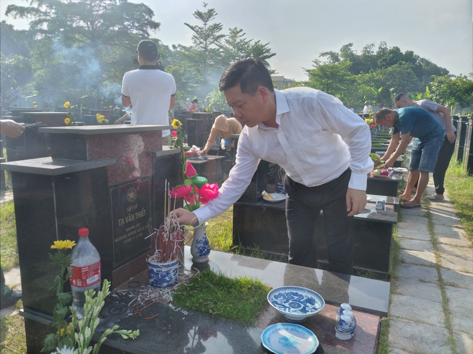Chủ tịch UBND huyện Quốc Oai Nguyễn Trường Sơn thắp hương phần mộ&nbsp; của c&aacute;c liệt sĩ