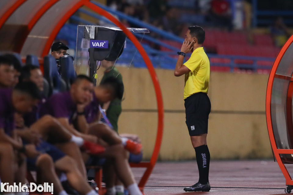 Sau khi tham khảo VAR, trọng t&agrave;i Ng&ocirc; Duy L&acirc;n quyết định cho Viettel FC hưởng phạt đền sau t&igrave;nh huống Janclesio phạm lỗi với Danh Trung trong v&ograve;ng cấm.