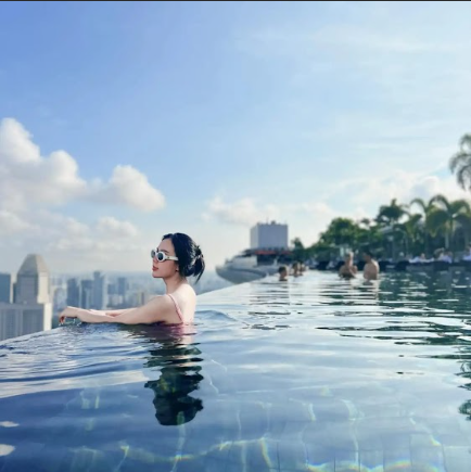 View bờ hồ v&ocirc; cực sang chảnh của Marina Bay Sands m&agrave; bất cứ du kh&aacute;ch n&agrave;o cũng muốn đến trải nghiệm khi tới du lịch quốc đảo sư tử.