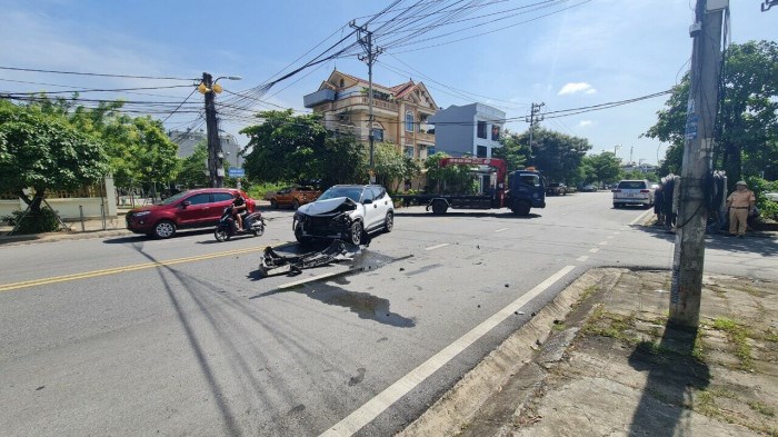 Tai nạn giao thông ngày 27/7/2023: Ôtô 4 chỗ ủi xe khách 16 chỗ lật ngang - Ảnh 1