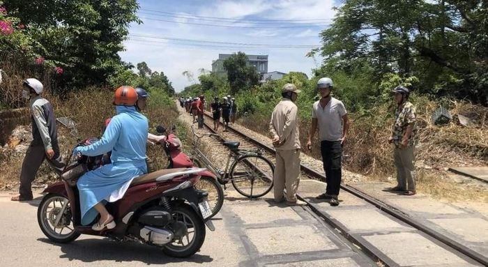 Tai nạn giao thông ngày 27/7/2023: Ôtô 4 chỗ ủi xe khách 16 chỗ lật ngang - Ảnh 3