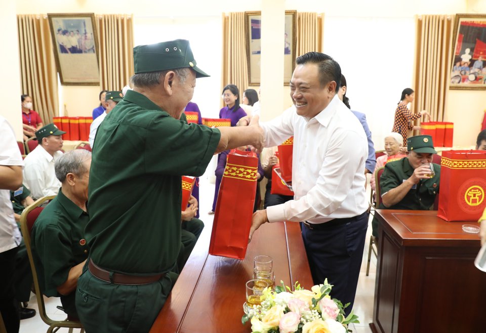 Chủ tịch UBND TP Hà Nội Trần Sỹ Thanh thăm, tặng quà thương binh, người có công tại Trung tâm Nuôi dưỡng và điều dưỡng người có công Hà Nội. Ảnh: Thủy Tiên