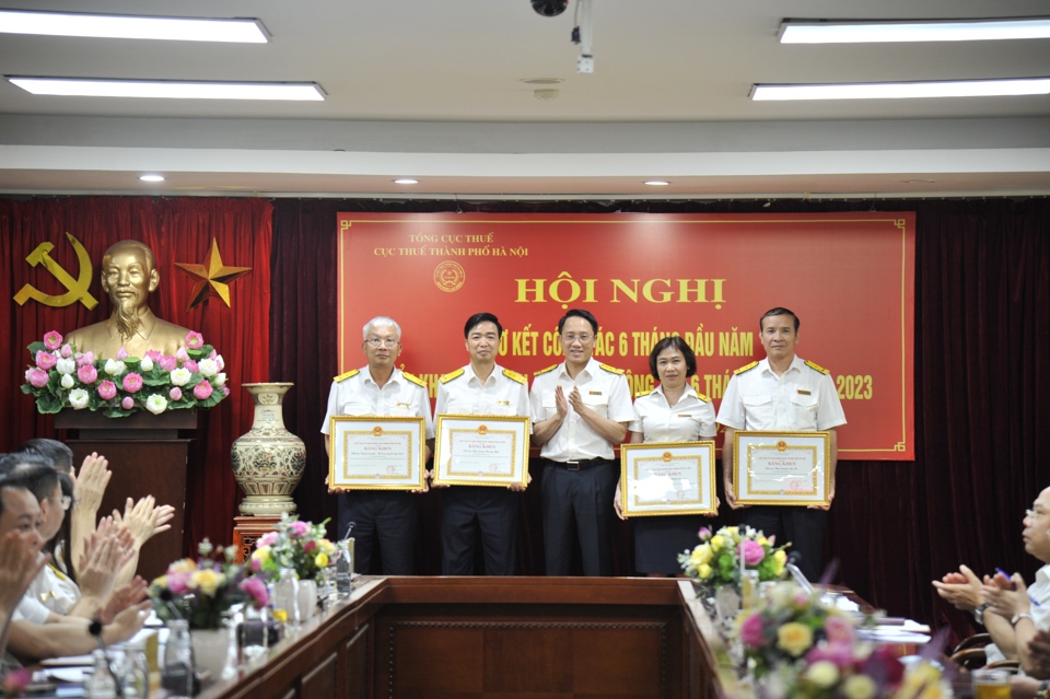 Cục trưởng Cục Thuế Hà Nội trao bằng khen cho các đơn vị hoàn thành xuất sắc nhiệm vụ được giao. Ảnh: Nha Trang