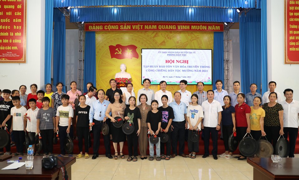 Đo&agrave;n gi&aacute;m s&aacute;t gặp gỡ những em học sinh tại Trường&nbsp;Phổ th&ocirc;ng D&acirc;n tộc nội tr&uacute; H&agrave; Nội đang sinh hoạt bảo tồn văn ho&aacute; truyền thống cồng chi&ecirc;ng d&acirc;n tộc Mường