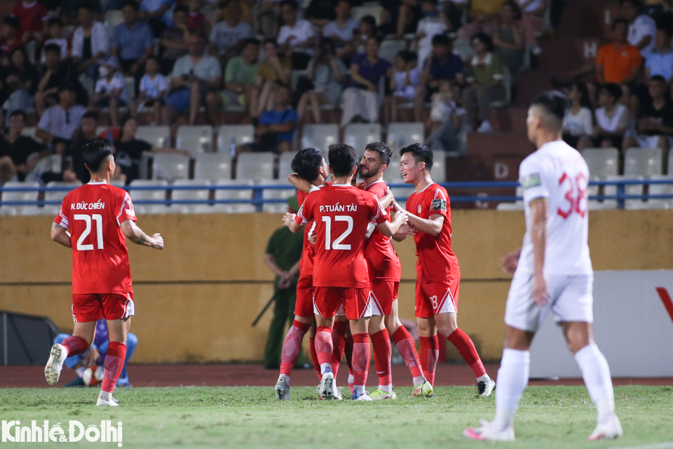 Hoàng Đức toả sáng trong ngày đầu tiên V-League áp dụng VAR - Ảnh 1