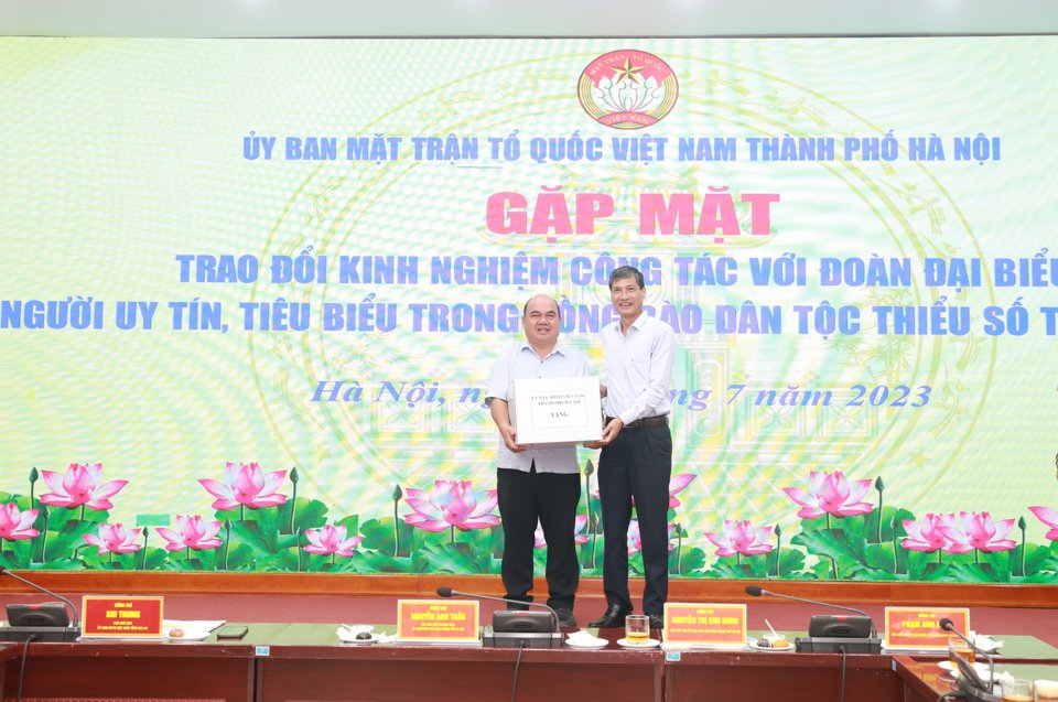 Ph&oacute; Chủ tịch Thường trực Ủy ban Mặt trận Tổ quốc Việt Nam TP H&agrave; Nội Nguyễn Anh Tuấn trao qu&agrave; lưu niệm cho Ph&oacute; Chủ tịch Ủy ban Mặt trận Tổ quốc tỉnh Gia Lai Siu Trung