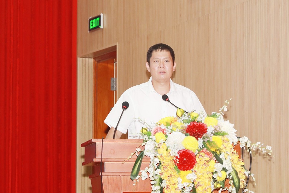Ph&oacute; Chủ tịch UBND quận Hai B&agrave; Trưng Phan Văn Ph&uacute;c ph&aacute;t biểu tại Hội nghị&nbsp;