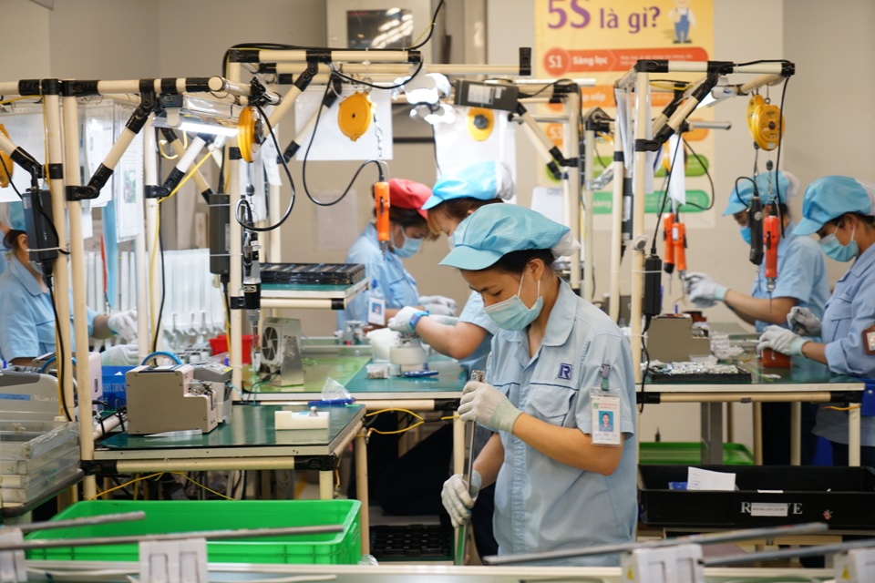 Sản xuất thiết bị điện tử xuất khẩu tại Công ty TNHH Rhythm Precision Việt Nam, khu công nghiệp Nội Bài, Hà Nội. Ảnh: Phạm Hùng