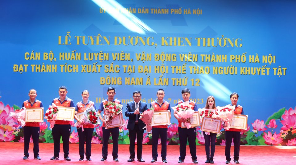 Trao Bằng khen của TP Hà Nội cho các huấn luyện viên có thành tích xuất sắc tại ASEAN Para Games 12. Ảnh: Ngọc Tú