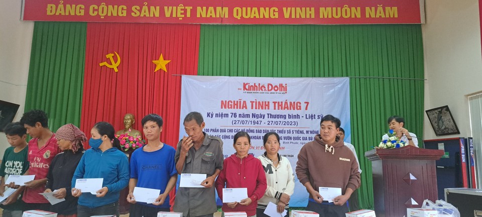 Đồng b&agrave;o S&rsquo;Ti&ecirc;ng, M&rsquo;N&ocirc;ng thuộc c&aacute;c cộng đồng tham gia giữ rừng trong Vườn Quốc gia B&ugrave; Gia Mập nhận qu&agrave; của b&aacute;o Kinh tế &amp; Đ&ocirc; thị.