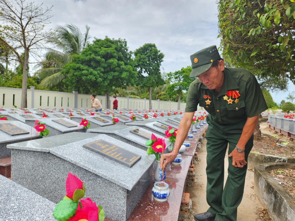 Cựu chiến binh thắp hương tưởng niệm cho c&aacute;c anh h&ugrave;ng liệt sĩ. Ảnh Hữu Tuấn