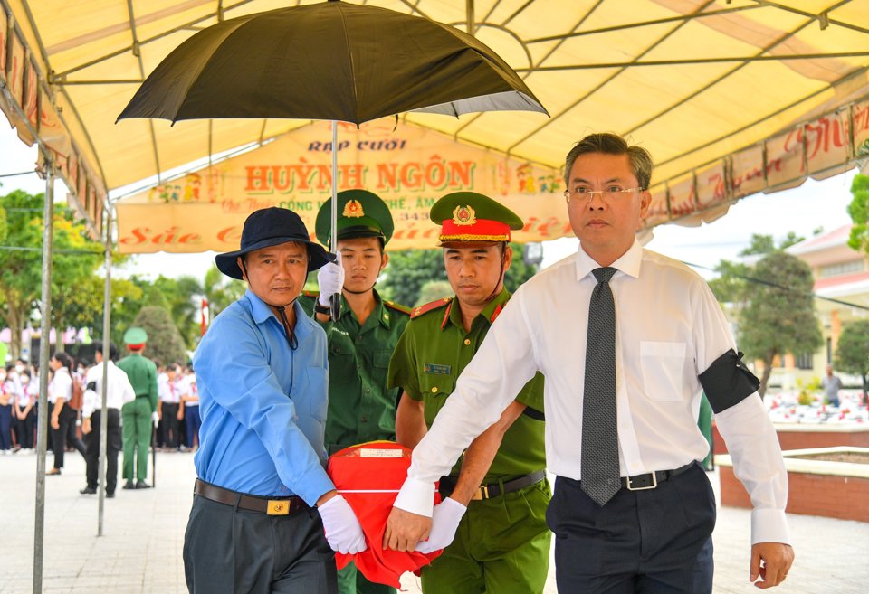 Ph&oacute; Chủ tịch UBND tỉnh Nguyễn Lưu Trung thực hiện nghi thức an t&aacute;ng. Ảnh Phương Vũ