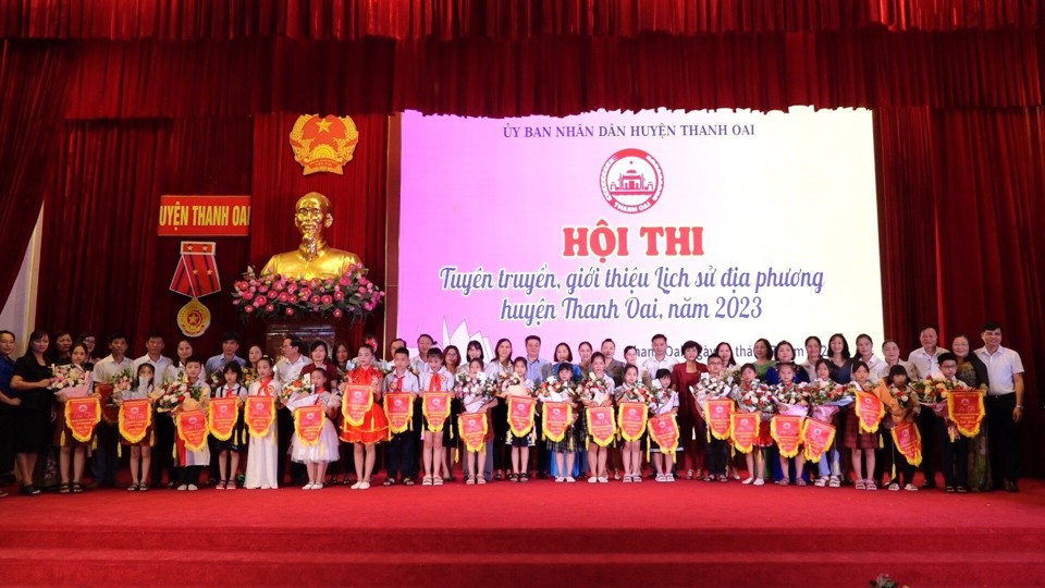B&iacute; thư Huyện ủy Thanh Oai B&ugrave;i Ho&agrave;ng Phan v&agrave; Ban Tổ chức tặng hoa, cờ lưu niệm cho 24 đội thi.
