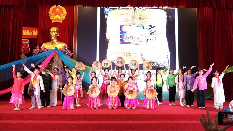 Nhiều l&agrave;ng nghề ti&ecirc;u biểu của huyện Thanh Oai được giới thiệu hấp dẫn trong tiết mục của Trường Tiểu học Cự Kh&ecirc;.