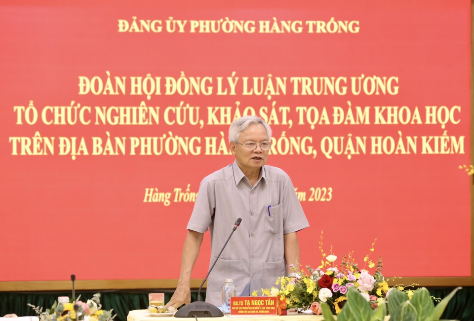 Ph&oacute; Chủ tịch Thường trực Hội đồng L&yacute; luận Trung ương,&nbsp;GS.TS Tạ Ngọc Tấn ph&aacute;t biểu kết luận tại buổi l&agrave;m việc với Đảng uỷ phường H&agrave;ng Trống.